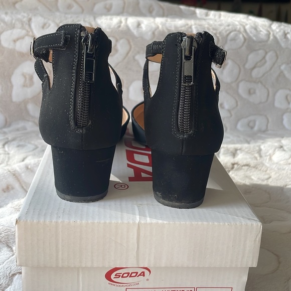 Soda Youth Girl’s Sz 2 Black Block Heels - Picture 4 of 8